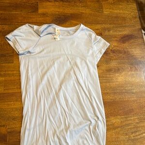 Lululemon Swiftly Tech Short Sleeve (Hip Length)
Color Windmill
Size 6